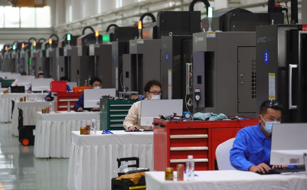 參賽選手在在2022“一帶一路”暨金磚國家技能發(fā)展與技術創(chuàng)新之“通用技術杯”數(shù)控多軸加工大賽中比拼（2022年11月10日攝）。新華社記者 楊青 攝