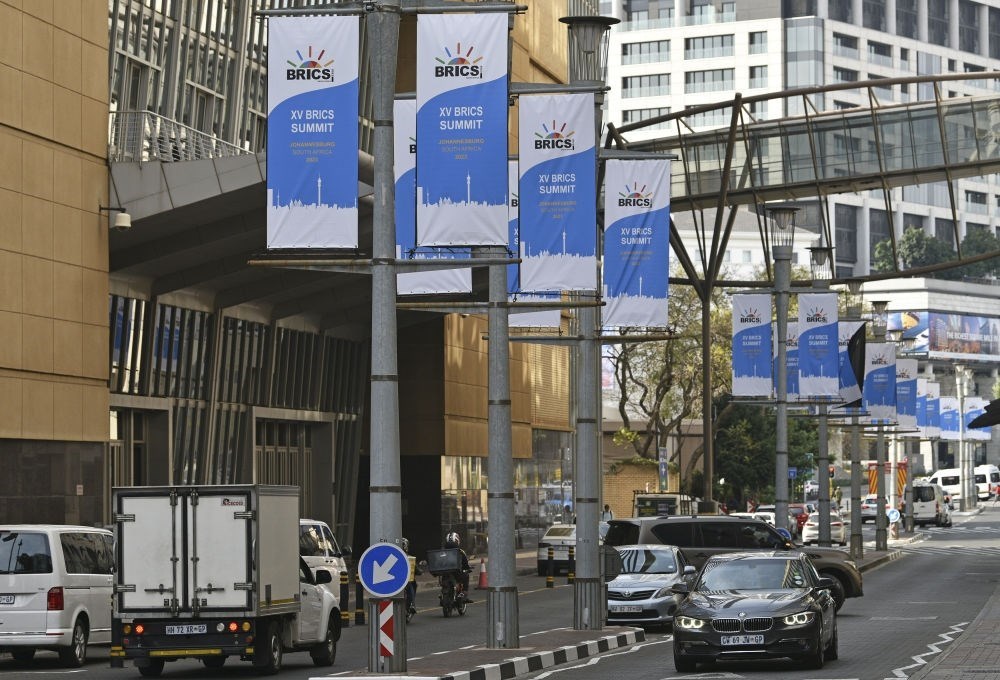 這是8月17日在南非約翰內斯堡拍攝的金磚峰會條幅。金磚國家領導人第十五次會晤將于南非約翰內斯堡舉行。新華社記者 陳誠 攝