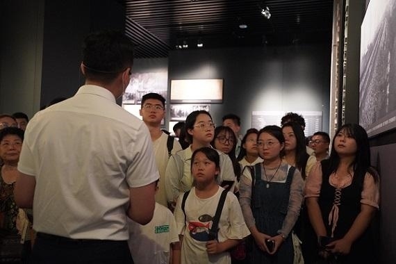 （講解員為記者團同學們講述歷史。北京舞蹈學院 全峻汐攝