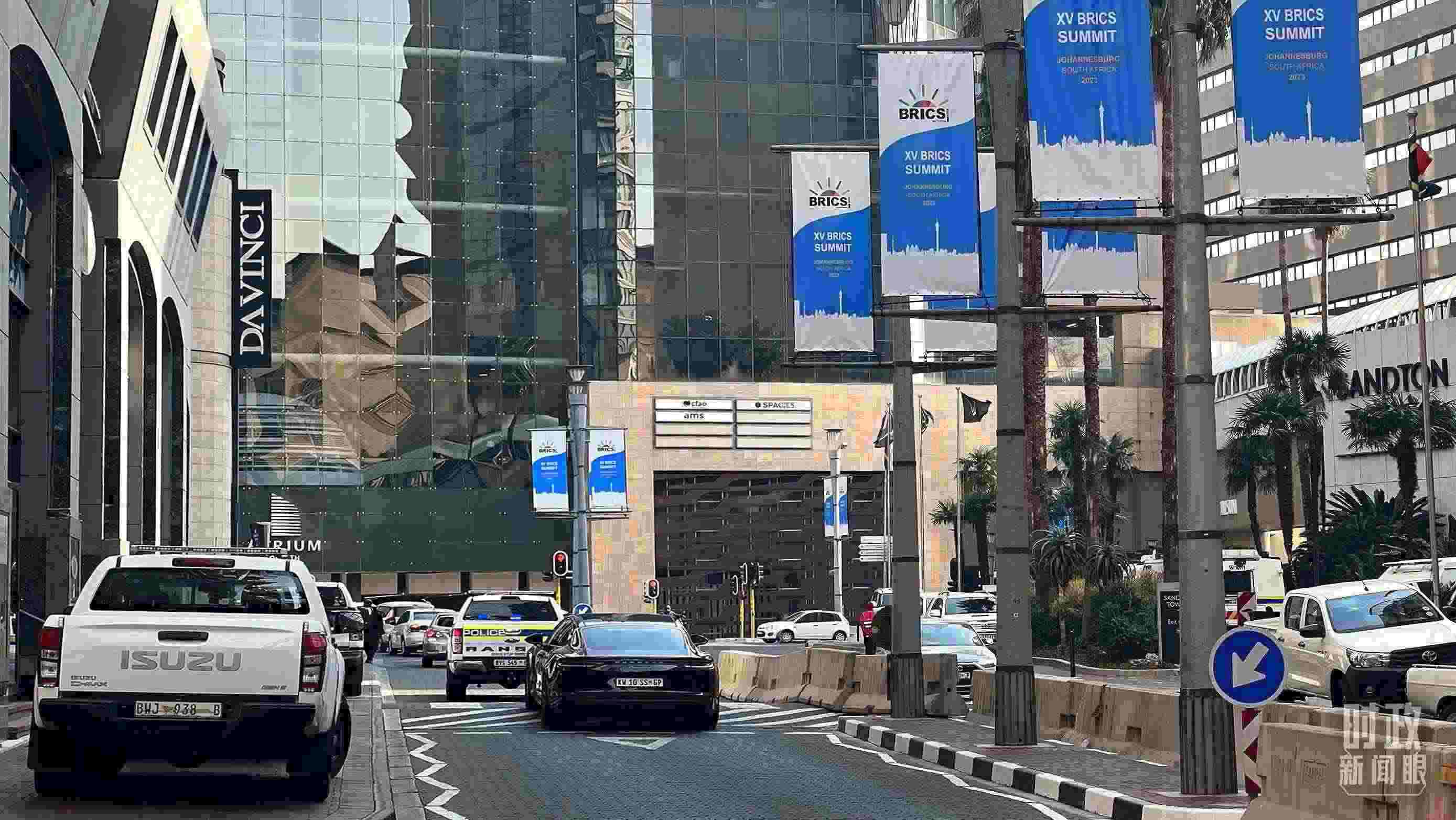 △約翰內(nèi)斯堡，街頭懸掛金磚峰會條幅。（總臺央視記者韓銳拍攝）