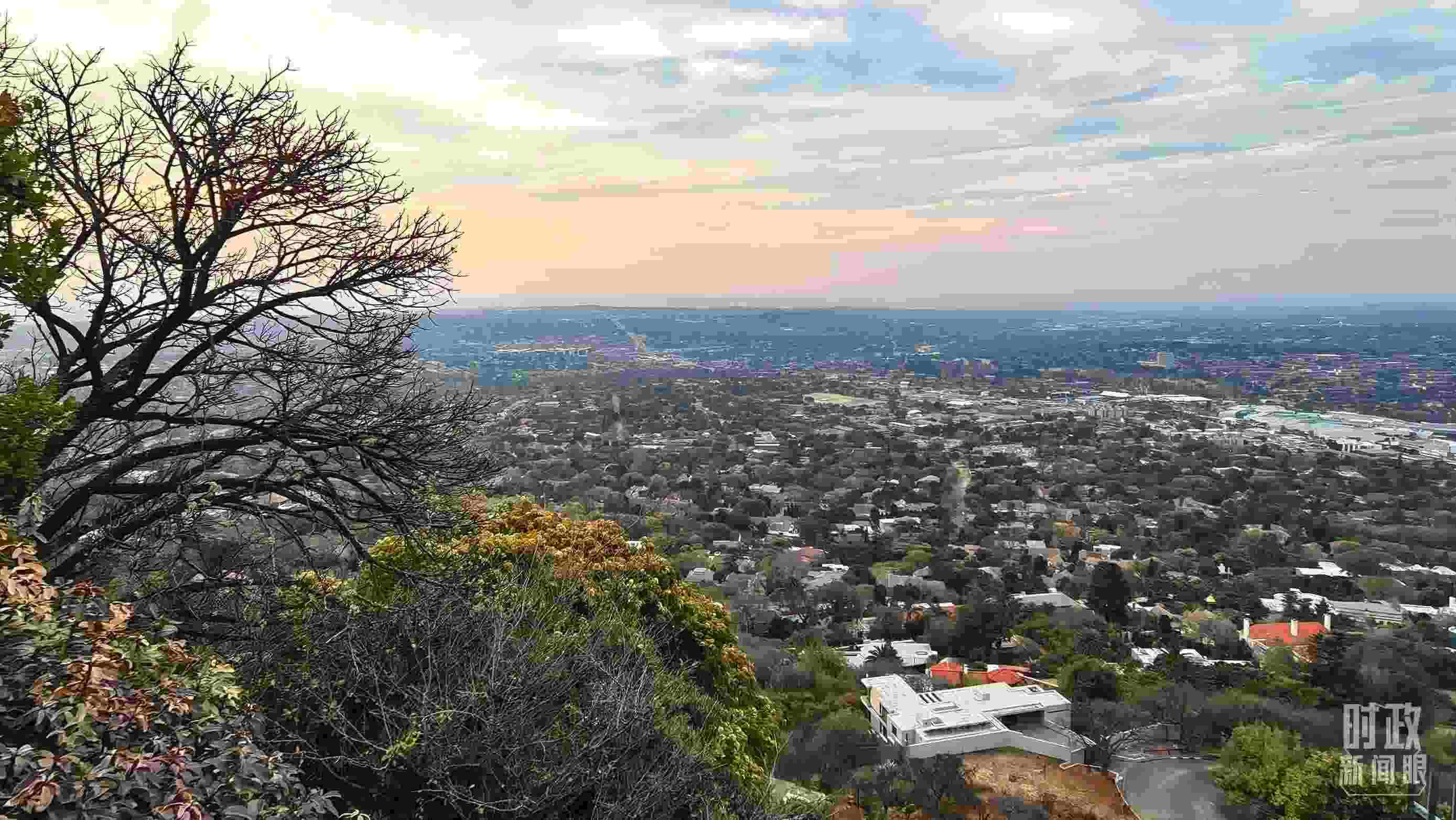 △ 俯瞰南非約翰內(nèi)斯堡。（總臺央視記者韓銳拍攝）