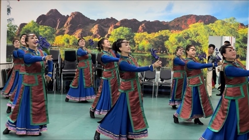 臨潢家園社區(qū)居民在烏蘭牧騎排練廳編排舞蹈。人民網(wǎng)記者 金洪花攝