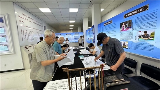 臨潢家園社區(qū)居民在書(shū)法練習(xí)室練習(xí)書(shū)法。人民網(wǎng)記者 金洪花攝