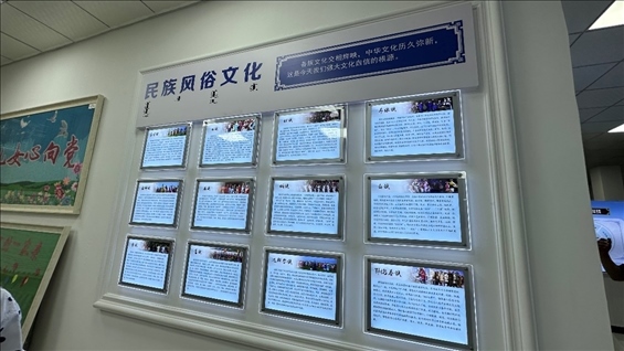 社區(qū)服務(wù)中心內(nèi)民族風(fēng)俗文化墻。人民網(wǎng)記者 金洪花攝
