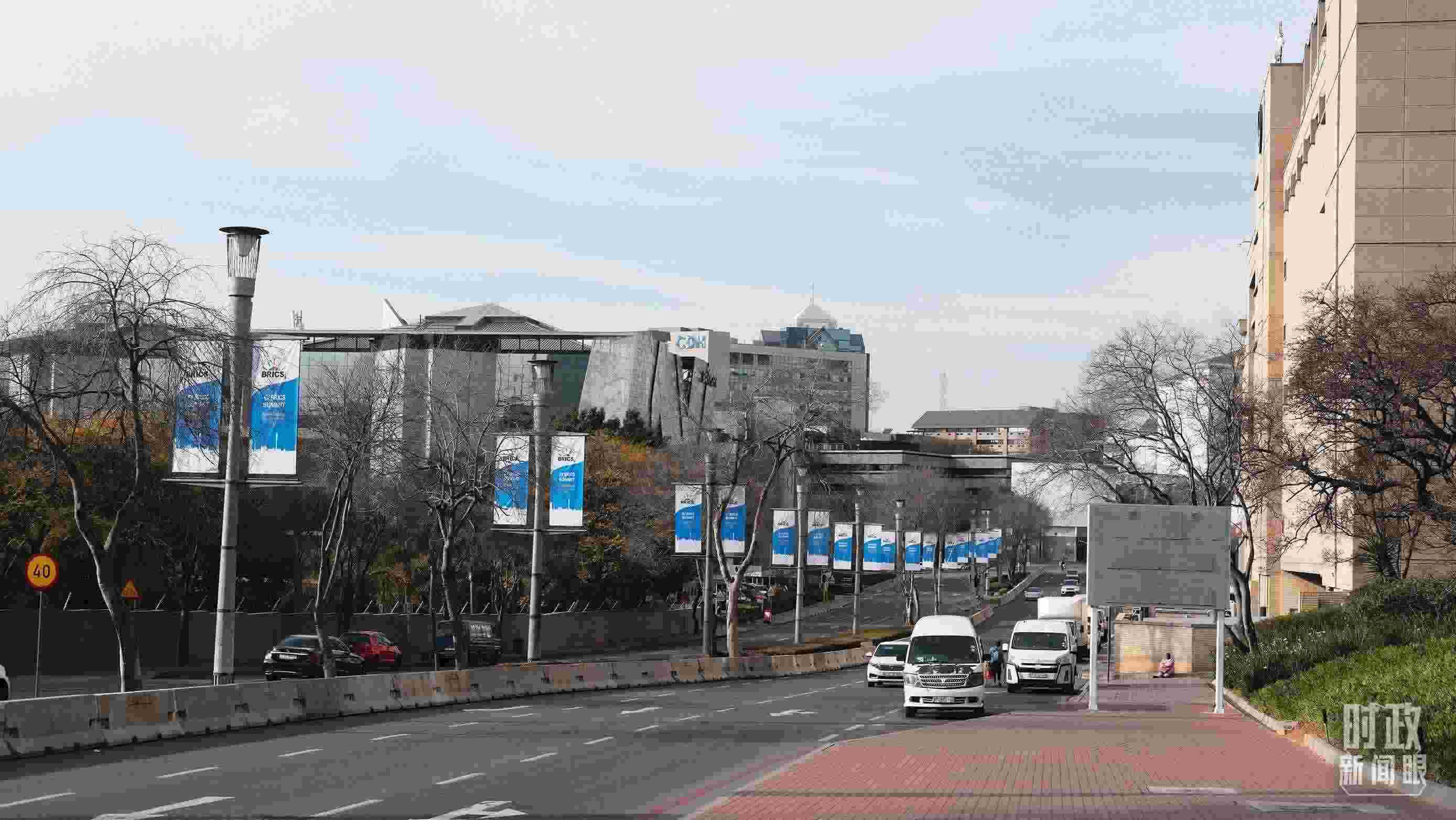 △約翰內(nèi)斯堡，街頭懸掛金磚峰會條幅。（總臺央視記者盧心雨拍攝）