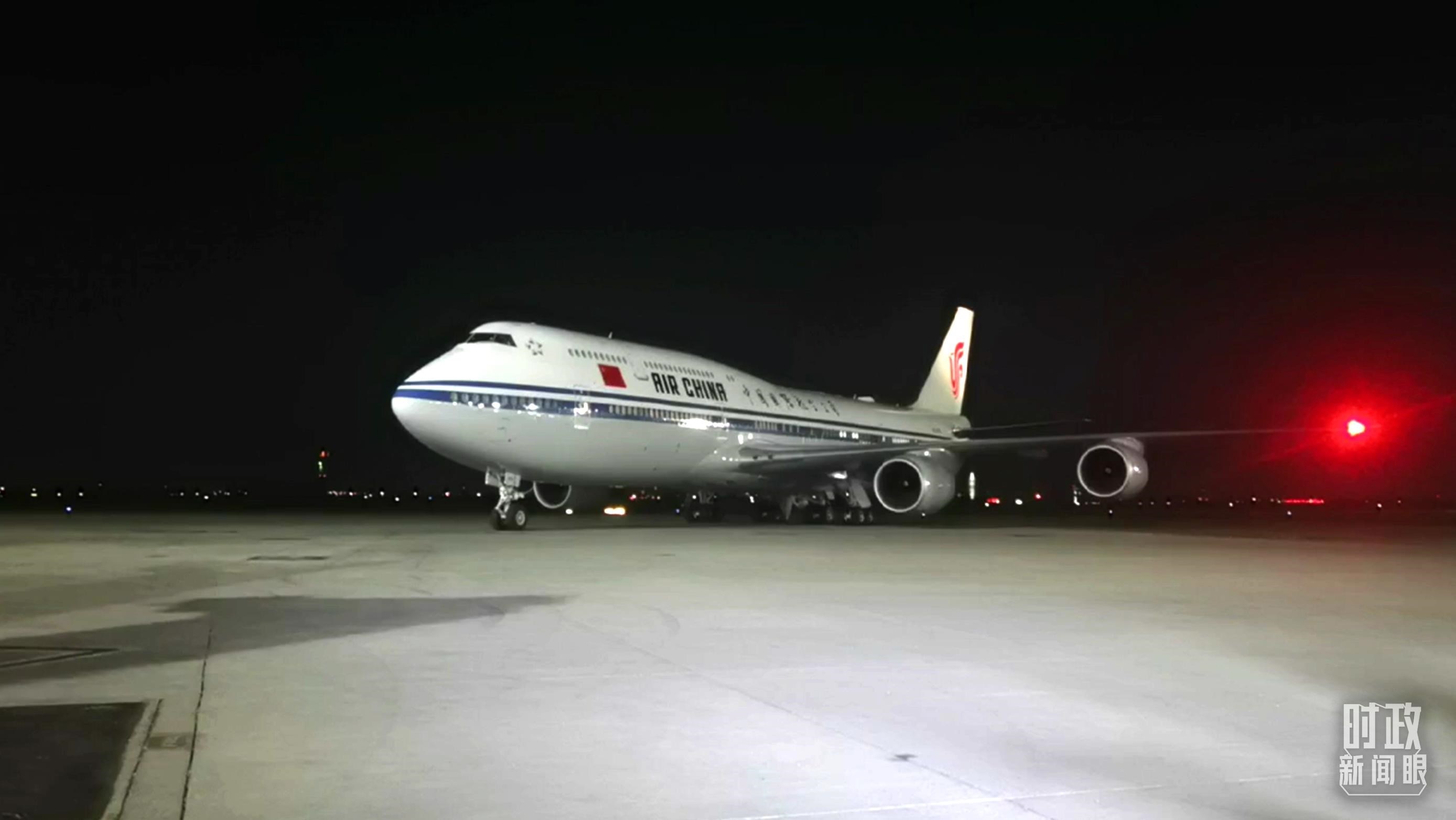 △這是習(xí)近平乘坐的專機。（總臺央視記者鐘銳拍攝）