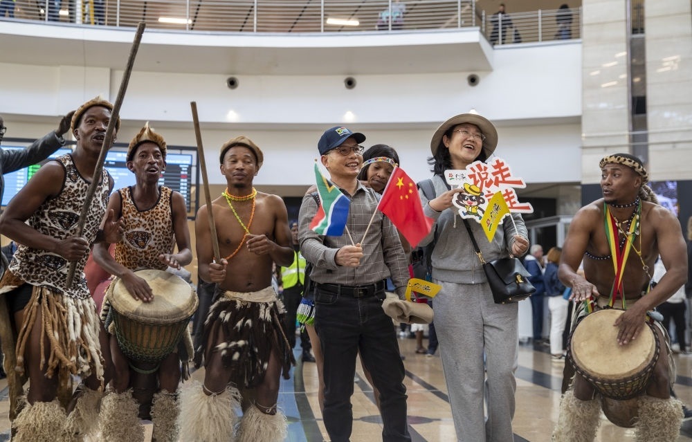 在南非約翰內(nèi)斯堡坦博國際機(jī)場，南非舞蹈演員歡迎中國試點(diǎn)恢復(fù)出境團(tuán)隊旅游后首批抵達(dá)南非的中國游客（2023年3月29日攝）。