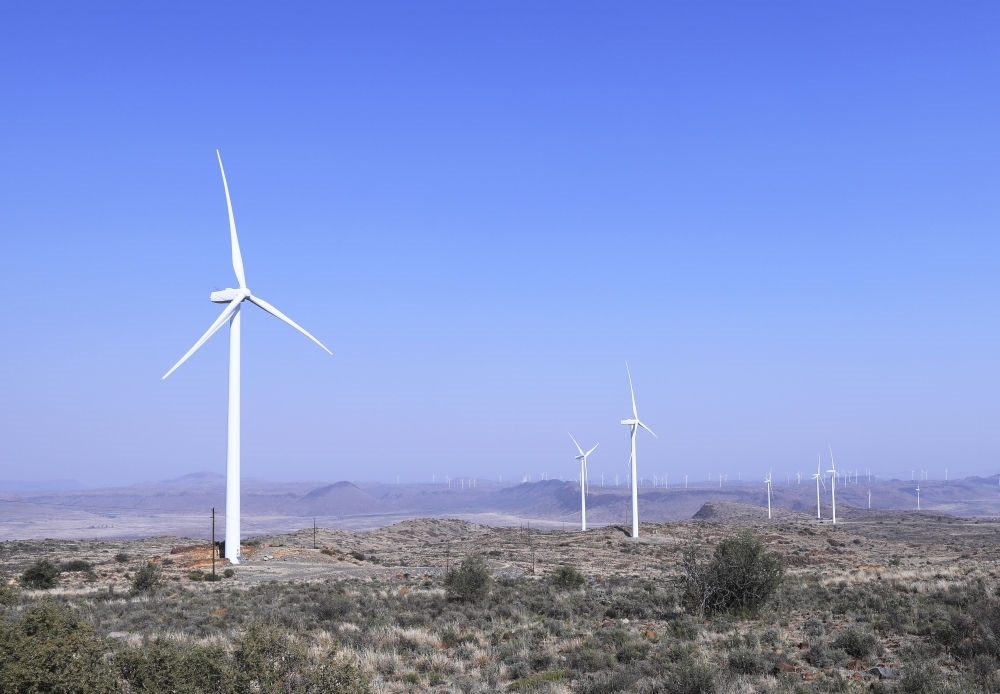 這是在南非北開普省德阿鎮(zhèn)拍攝的德阿風(fēng)電項目風(fēng)機(jī)（2023年8月10日攝）。由中國龍源電力集團(tuán)南非公司運(yùn)營的德阿風(fēng)電項目每年發(fā)電量超過7.5億千瓦時，相當(dāng)于節(jié)約20多萬噸標(biāo)準(zhǔn)煤，減排二氧化碳約70萬噸。