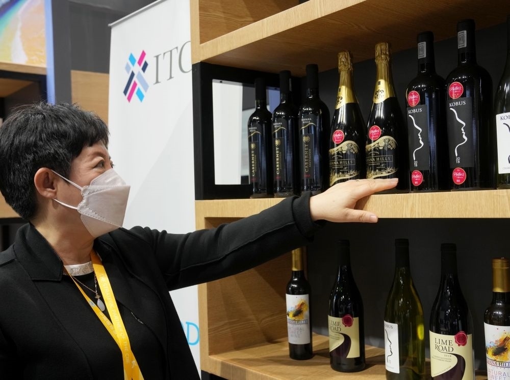 這是在中國上海舉行的第五屆進(jìn)博會上拍攝的來自南非的葡萄酒（2022年11月7日攝）。