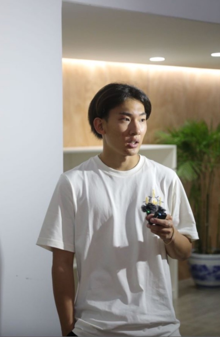 蘇翊鳴接受媒體采訪。