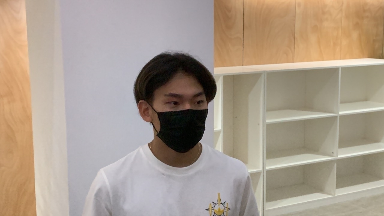 蘇翊鳴接受媒體采訪。荊政崳攝