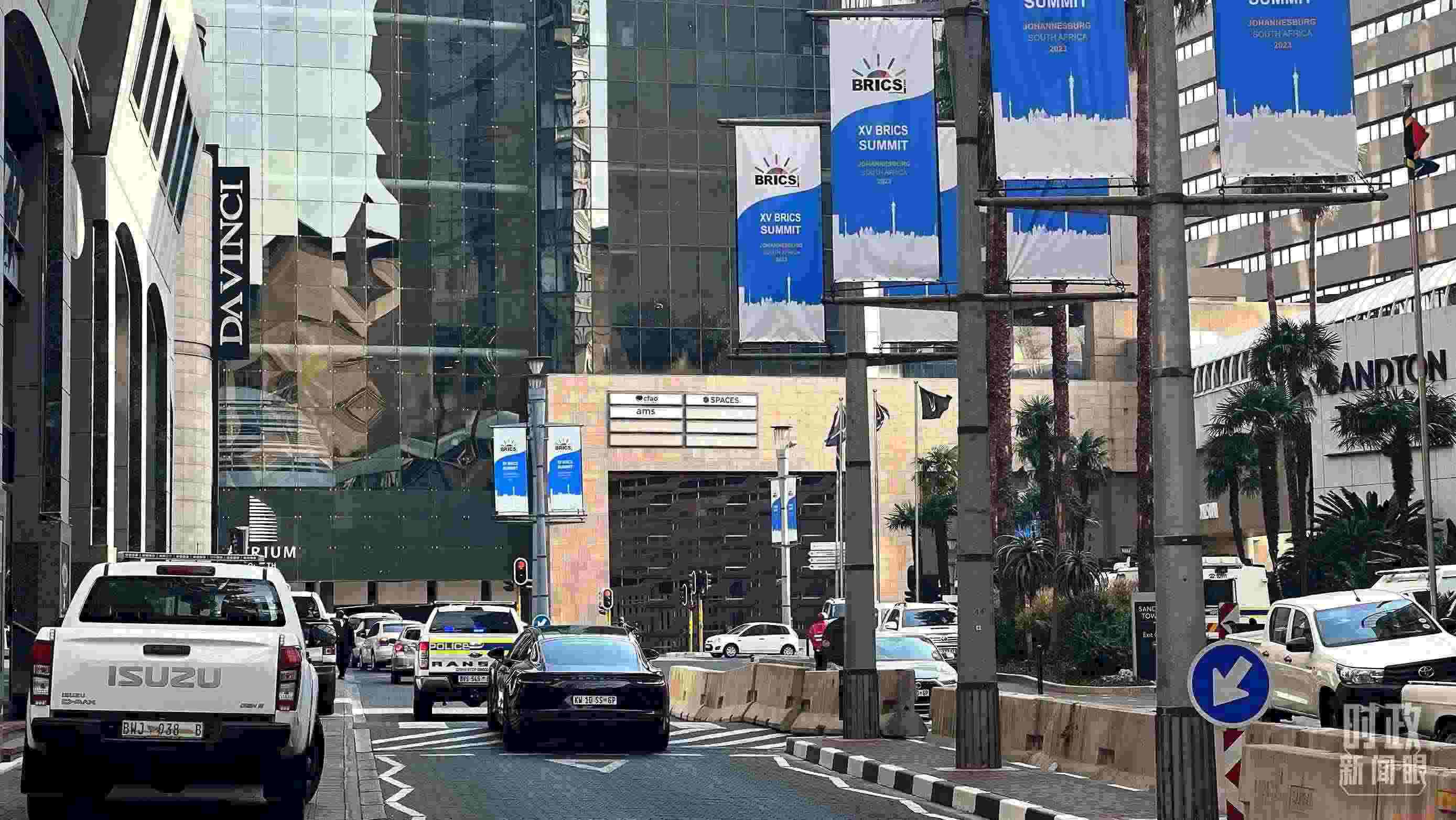 △約翰內(nèi)斯堡街頭的金磚元素。（總臺央視記者程鋮拍攝）