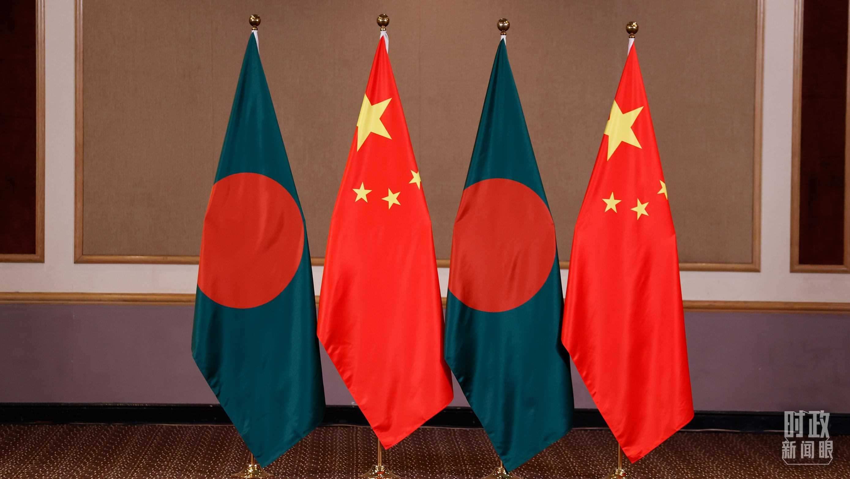 △會見現(xiàn)場的中孟兩國國旗。（總臺央視記者耿小龍拍攝）
