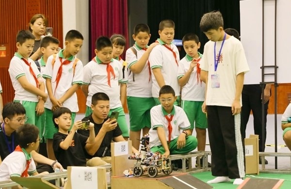 青少年學(xué)生現(xiàn)場(chǎng)觀看比賽。北京工商大學(xué)供圖