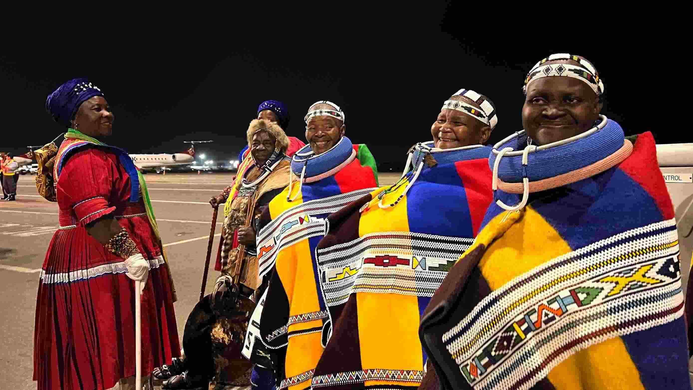 當(dāng)?shù)貢r(shí)間2023年8月21日晚，習(xí)近平主席乘坐的專機(jī)抵達(dá)南非約翰內(nèi)斯堡坦博國(guó)際機(jī)場(chǎng)，這是身穿民族服飾迎接的當(dāng)?shù)厝罕姟? width=