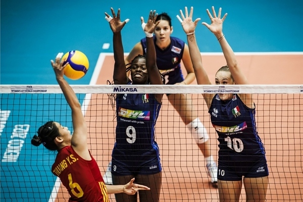 中國隊球員莊宇珊(左)在比賽中。圖片來源：國際排聯(lián)