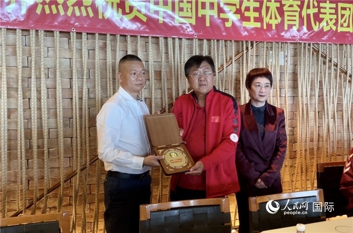 巴西中國和平統(tǒng)一促進(jìn)會(huì)會(huì)長王俊曉向中國中學(xué)生體育代表團(tuán)團(tuán)長劉立新贈(zèng)送紀(jì)念品。人民網(wǎng)記者 宋亦然攝