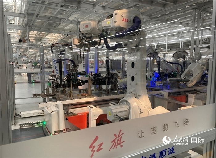 一汽—紅旗繁榮工廠內(nèi)的智能機(jī)器人。人民網(wǎng) 宋歌攝