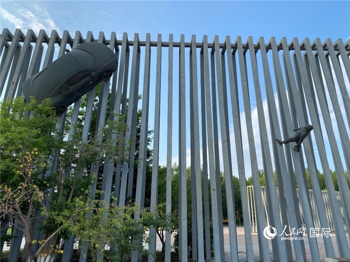 長春國際汽車公園中的立體雕塑。人民網(wǎng) 宋歌攝