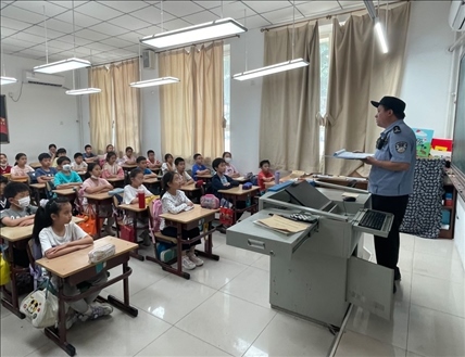 趙超剛在呼家樓中心小學(xué)為學(xué)生們講法治課。受訪(fǎng)者供圖