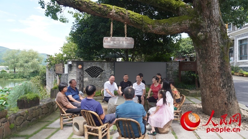 余杭區(qū)徑山鎮(zhèn)小古城村村民在“樟樹下議事”。人民網(wǎng)肖聰聰攝