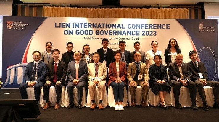 與會(huì)嘉賓和新書的編者及章節(jié)作者合影。新加坡南洋理工大學(xué)供圖