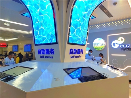 市民在中國（廣西）自由貿(mào)易區(qū)南寧片區(qū)綜合服務(wù)大廳辦理業(yè)務(wù)。人民網(wǎng) 付華周攝