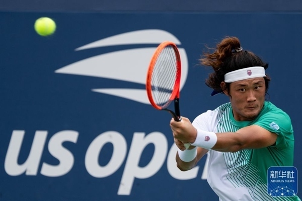 張之臻在比賽中回球。新華社記者 劉杰 攝