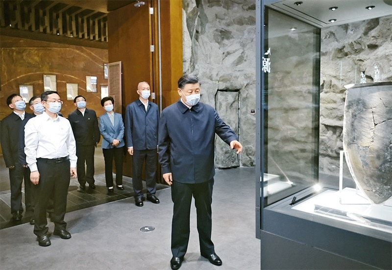 2023年6月2日，中共中央總書記、國家主席、中央軍委主席習(xí)近平在北京出席文化傳承發(fā)展座談會并發(fā)表重要講話。這是座談會前，習(xí)近平2日下午在中國歷史研究院考察。 新華社記者 鞠鵬/攝