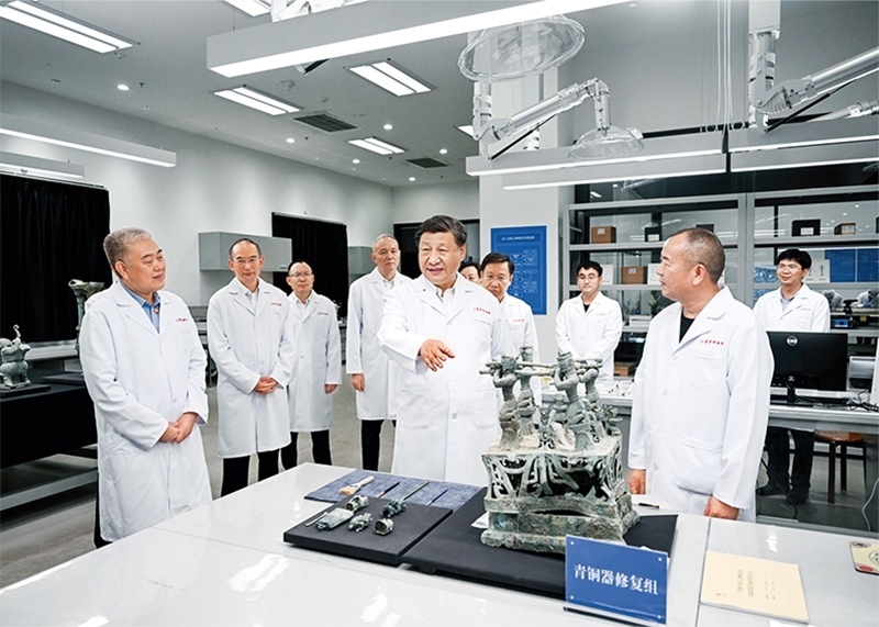 2023年7月25日至27日，中共中央總書記、國家主席、中央軍委主席習(xí)近平在四川考察。這是26日下午，習(xí)近平在位于德陽市廣漢市的三星堆博物館文物保護與修復(fù)館，同現(xiàn)場工作人員親切交流。 新華社記者 謝環(huán)馳/攝