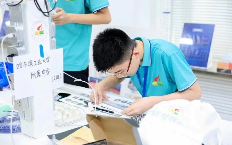 △今年7月，“逐夢(mèng)蒼穹”科技主題教育活動(dòng)在北京市八一學(xué)校舉辦。來(lái)自全國(guó)各地的百余名師生，在動(dòng)手實(shí)踐中學(xué)習(xí)航天知識(shí)、提高創(chuàng)新能力。