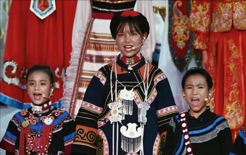 △今年7月，在成都大運(yùn)會(huì)開(kāi)幕式上，從大山深處走來(lái)的孩子們，自信地站在舞臺(tái)中央，以歌聲表達(dá)對(duì)未來(lái)的憧憬。