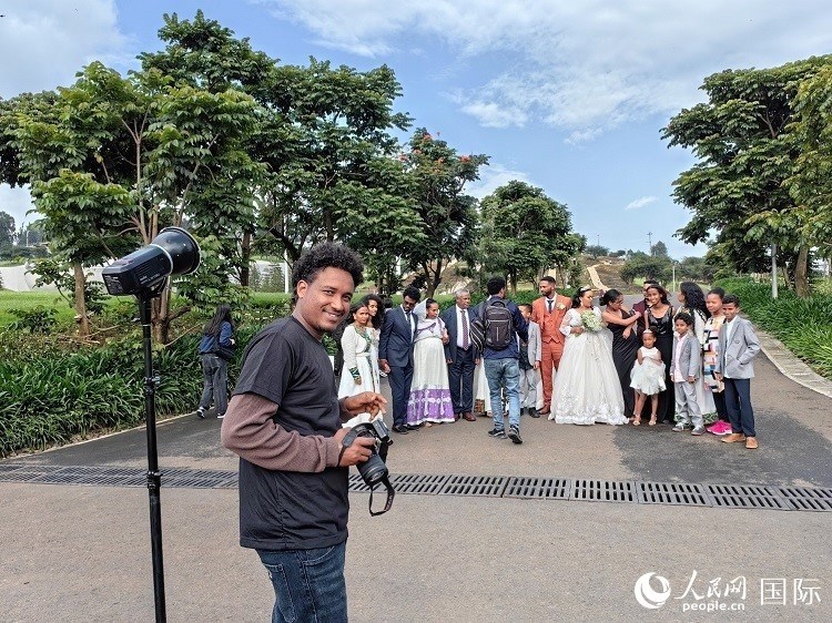 一對新人和親友在亞的斯亞貝巴友誼廣場合影。人民網(wǎng)記者 陳星星攝