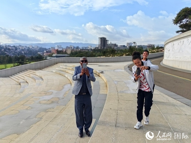 亞的斯亞貝巴友誼廣場的游客與人民網(wǎng)記者互動。人民網(wǎng)記者 陳星星攝