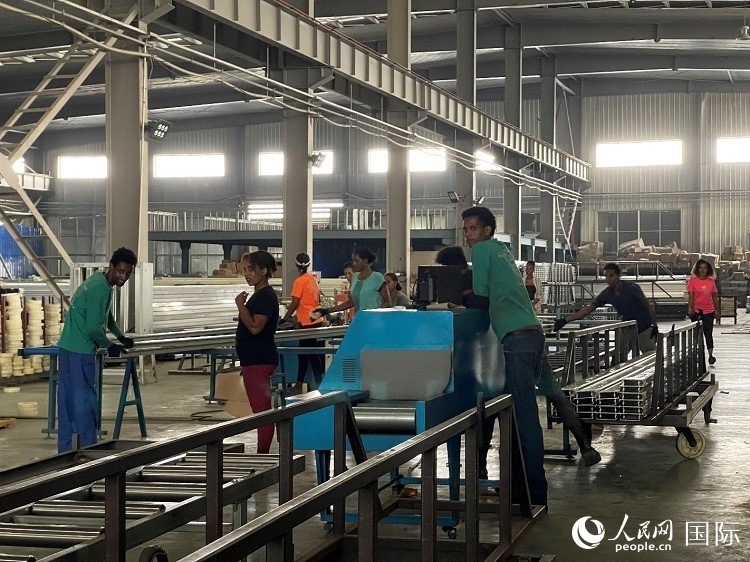 東方工業(yè)園華嘉鋁業(yè)生產(chǎn)車間。人民網(wǎng)記者 趙艷紅攝