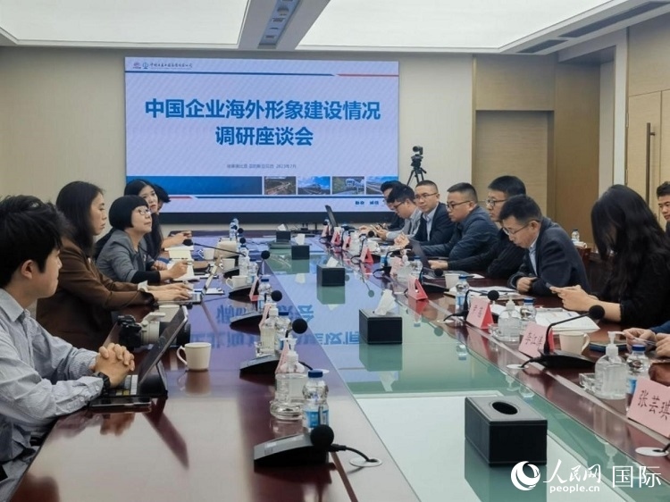 埃塞俄比亞中國商會企業(yè)代表與人民網(wǎng)記者座談。人民網(wǎng)記者 劉寧攝