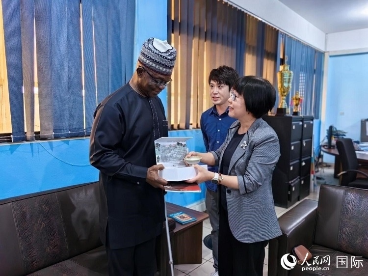 人民網(wǎng)監(jiān)事會主席唐維紅（右一）帶隊訪問尼日利亞通訊社，與該社總裁布克·龐勒（左一）交流。人民網(wǎng)記者 陳星星攝