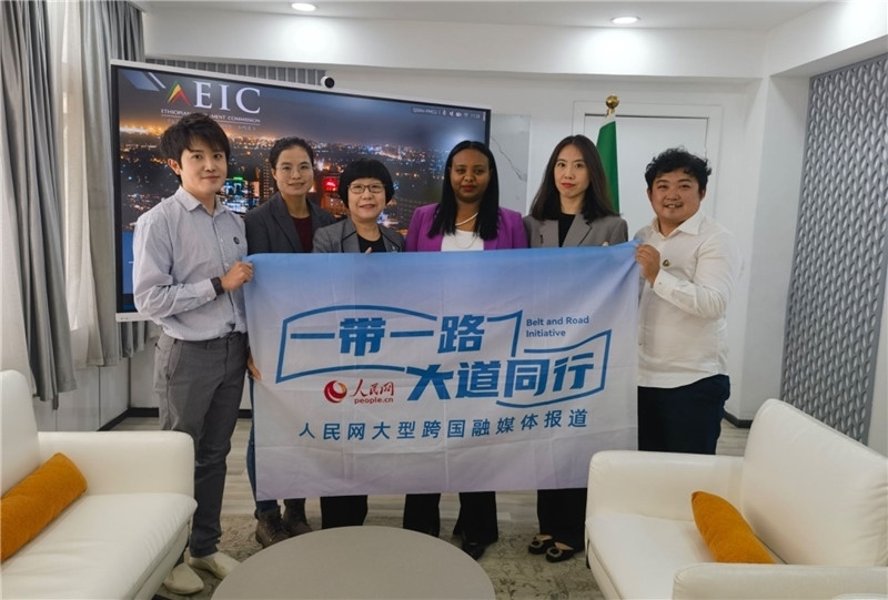 埃塞俄比亞投資委主任萊利斯（右三）、萬巧云（左二）與人民網(wǎng)記者合影。