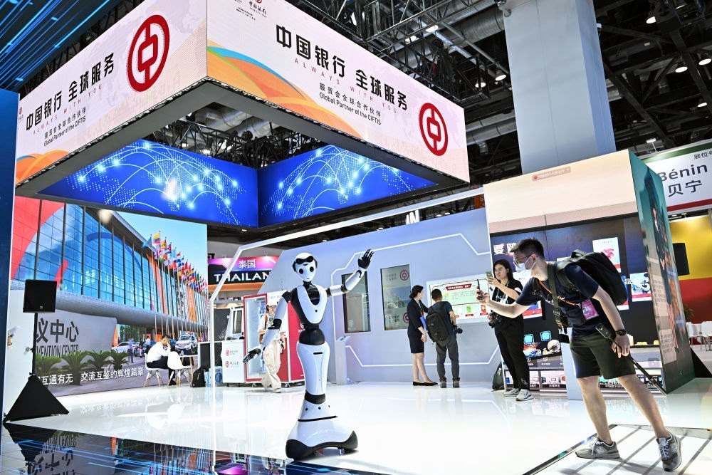 9月1日，媒體記者在國家會議中心中國銀行展臺拍攝一款迎賓接待機(jī)器人。新華社記者 李鑫 攝