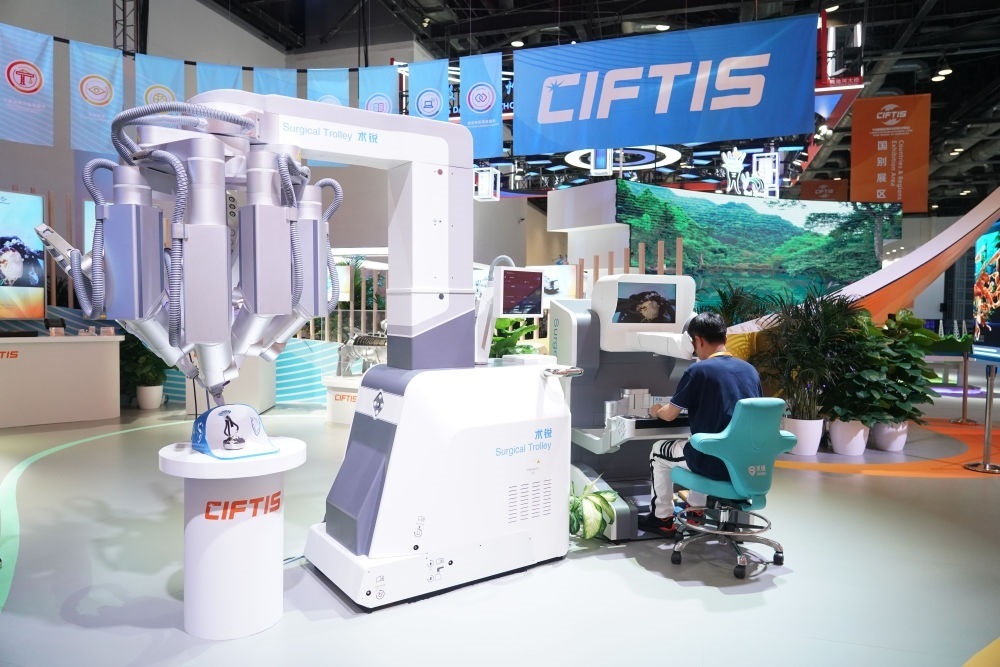 這是9月1日在國家會議中心拍攝的一款單孔腔鏡手術(shù)機(jī)器人。新華社記者 任超 攝
