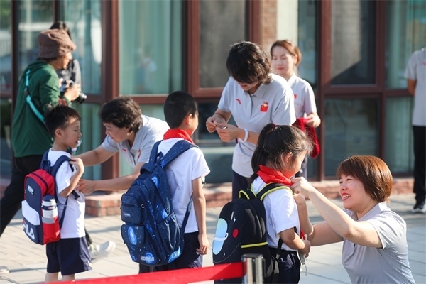 8月30日，雄安史家胡同小學學生體驗學校生活。老師為學生佩戴?；铡? /></p> <p style=