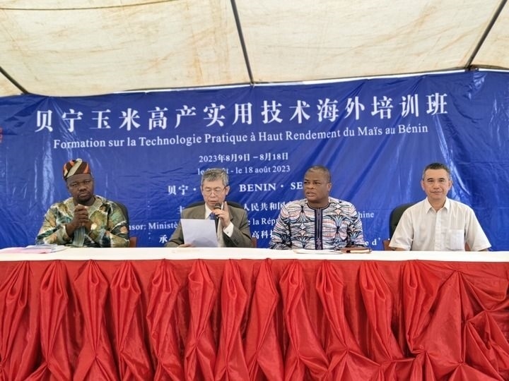 8月9日，2023年貝寧“玉米高產(chǎn)實用技術培訓班”開班儀式在位于塞梅波吉市的中國援貝寧農(nóng)業(yè)技術示范中心舉行。