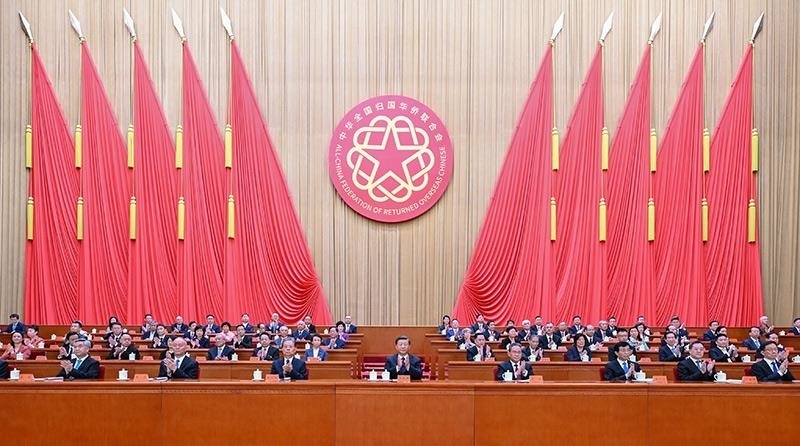 2023年8月31日，第十一次全國歸僑僑眷代表大會在北京人民大會堂開幕。習(xí)近平等黨和國家領(lǐng)導(dǎo)人到會祝賀