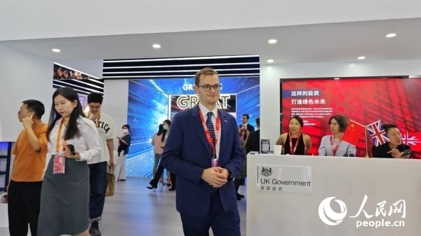 9月2日，英國館館長、英國商業(yè)貿(mào)易部市場推廣主管康鵬接受人民網(wǎng)記者采訪。人民網(wǎng)記者 趙雯博攝