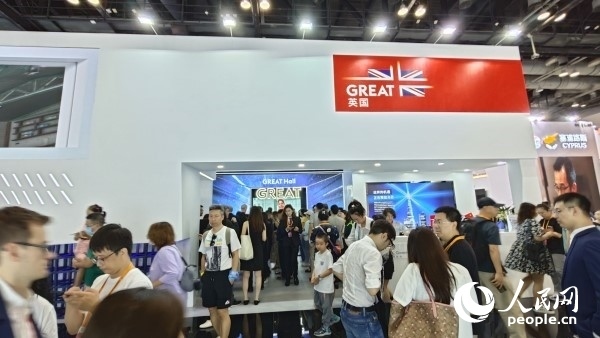 9月3日，英國館吸引參展觀眾駐足。人民網(wǎng)記者 趙雯博攝