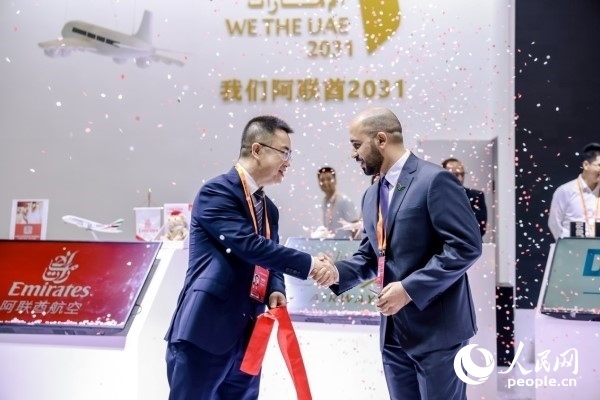 9月3日，阿聯(lián)酋駐華大使館臨時代辦、副館長哈利德·沙赫參贊與中國貿(mào)促會聯(lián)絡(luò)部二級巡視員楊曉軍揭幕阿聯(lián)酋國家館。圖片由阿聯(lián)酋駐華大使館提供