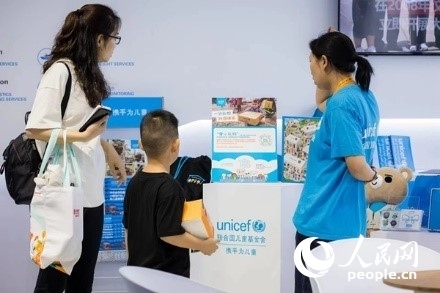 9月2日，觀眾駐足聯(lián)合國兒童基金會展館。圖片由聯(lián)合國兒童基金會提供