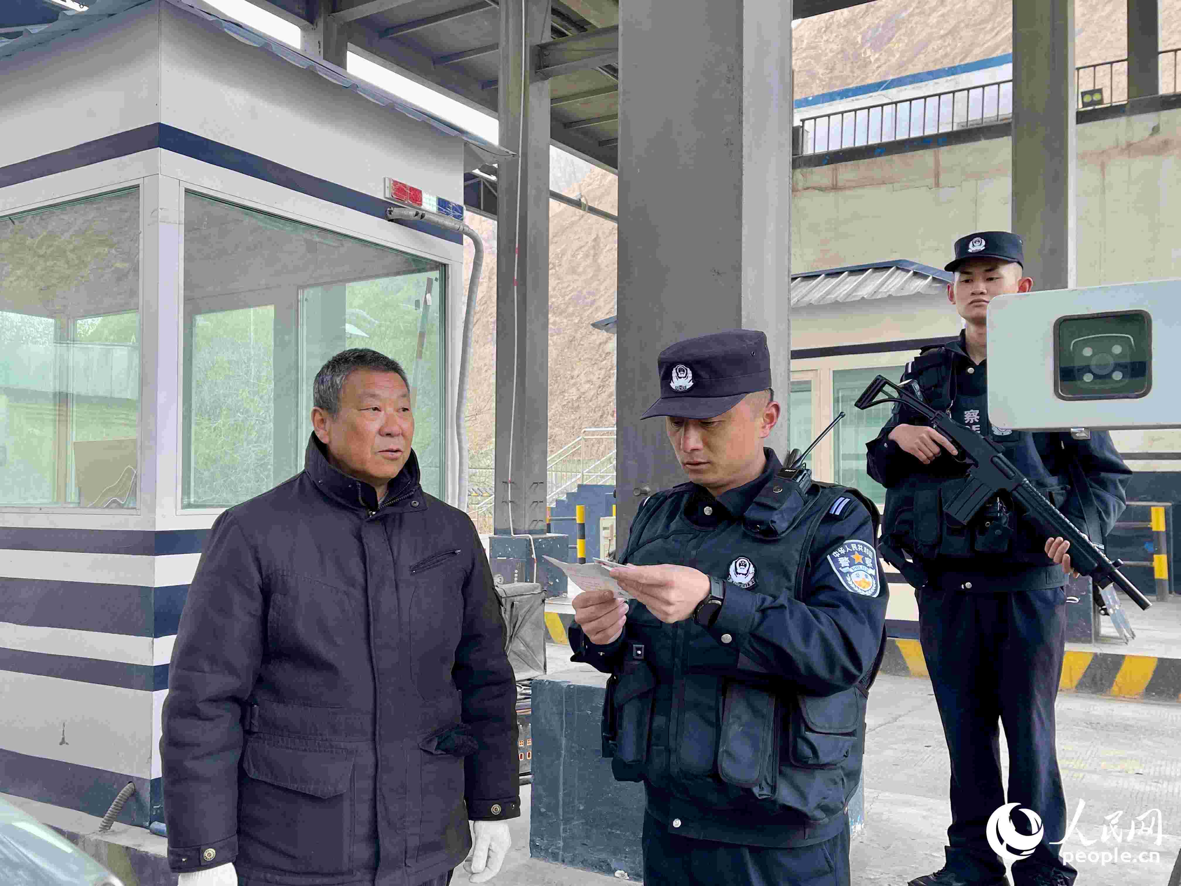 2023年5月10日，在庫地邊境檢查站，陳暢核對進出邊境管理區(qū)人員信息。人民網(wǎng) 周靜圓攝