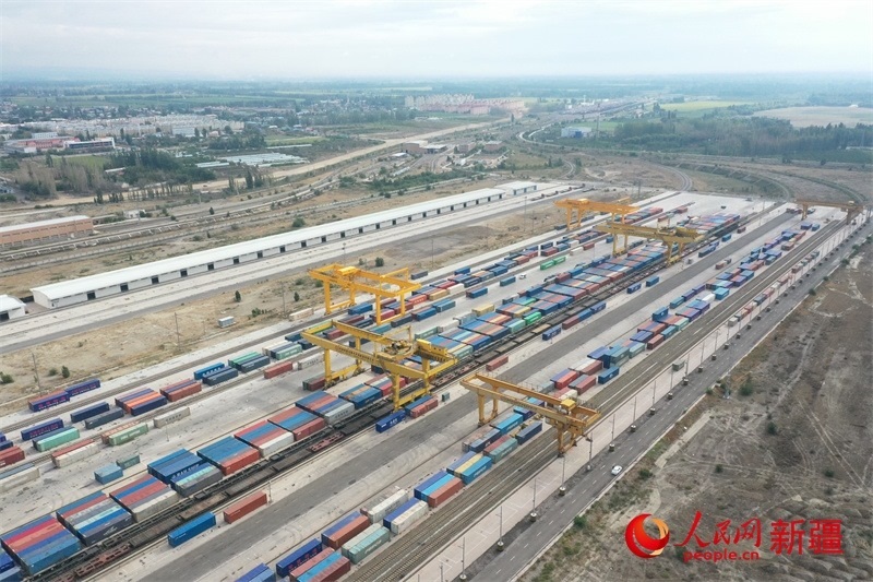 8月8日，在霍爾果斯口岸換裝廠區(qū)，工人正在進行吊箱作業(yè)。 人民網(wǎng)記者 張力洋攝