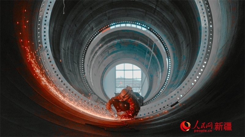 中國水利水電四局（塔城）裝備制造基地，工人們正在開展作業(yè)。 人民網(wǎng) 李欣洋攝